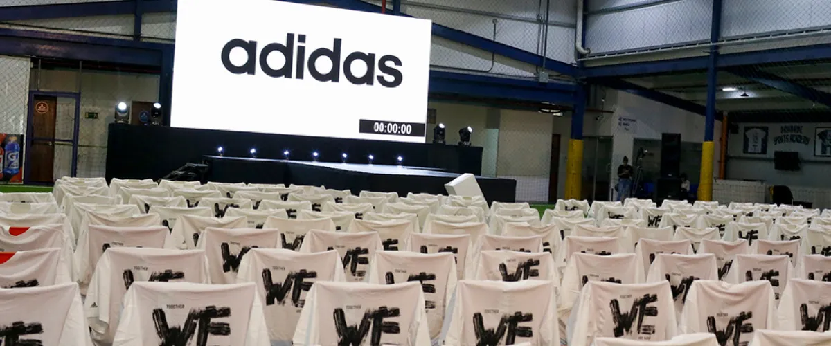 Montaje corporativo con escenario, pantalla y asientos preparados para una audiencia