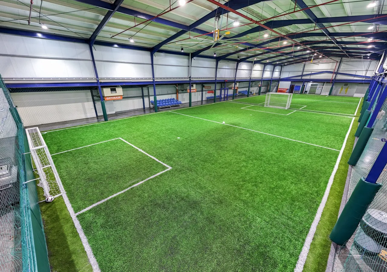 Vista elevada de las dos canchas indoor de Fútbol Town