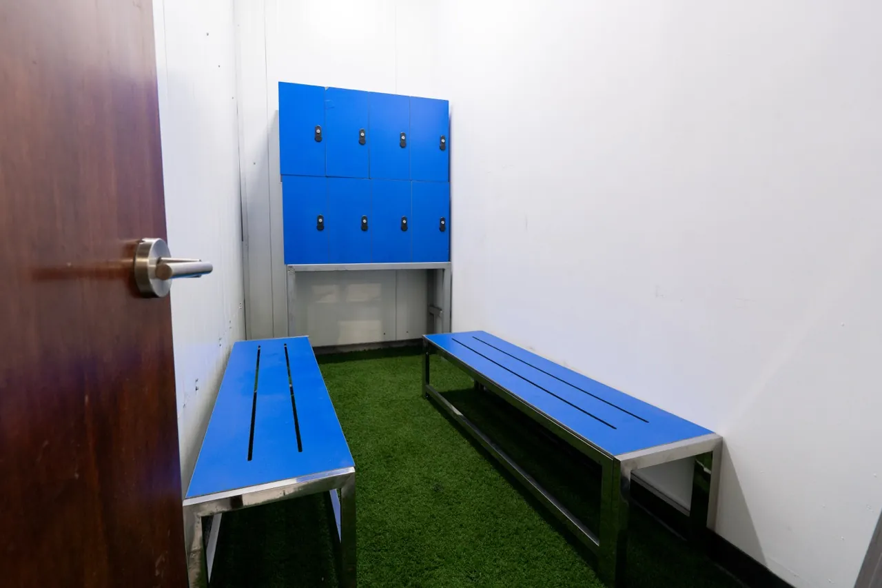 Vestidor con banca y lockers para guardar pertenencias