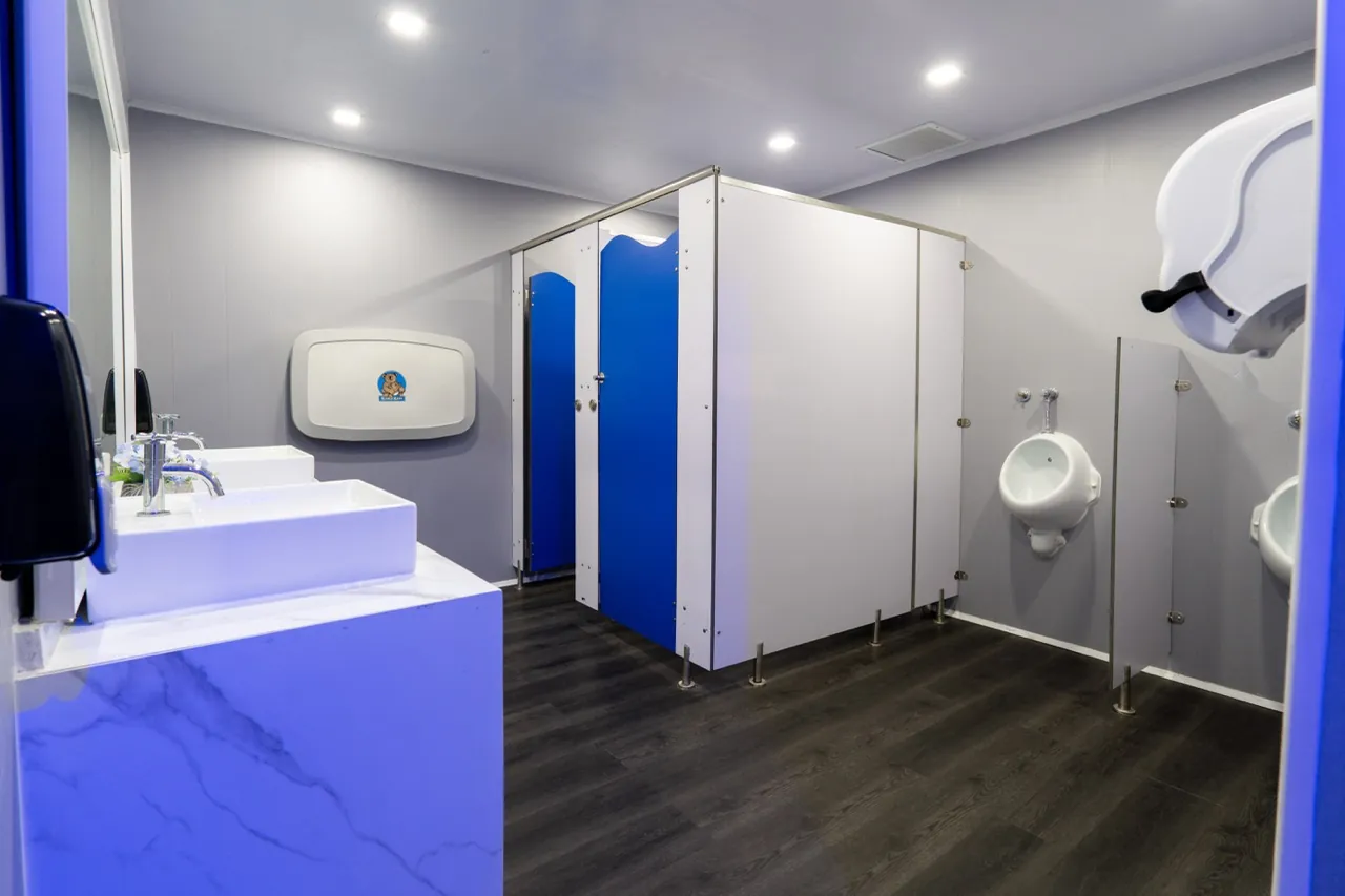 Baños limpios con lavamanos y cabinas dentro de Fútbol Town