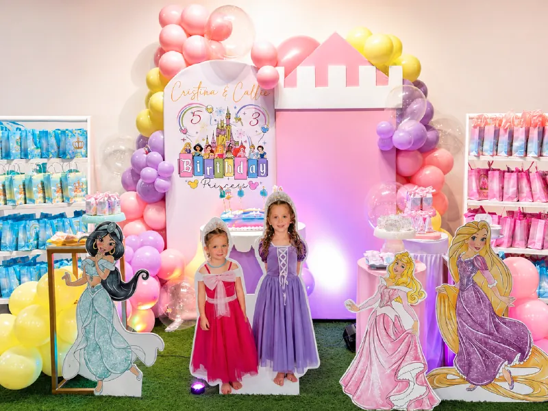 Decoración de princesas con globos y personajes