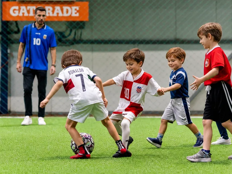 Niños juegan un partido de fútbol durante una fiesta en Fútbol Town