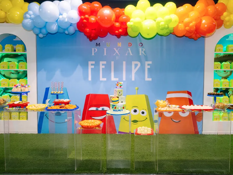 Mesa y decoración temática listas para recibir a los invitados