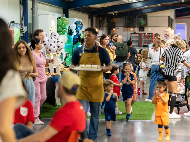 Familias e invitados comparten juntos un momento de la celebración