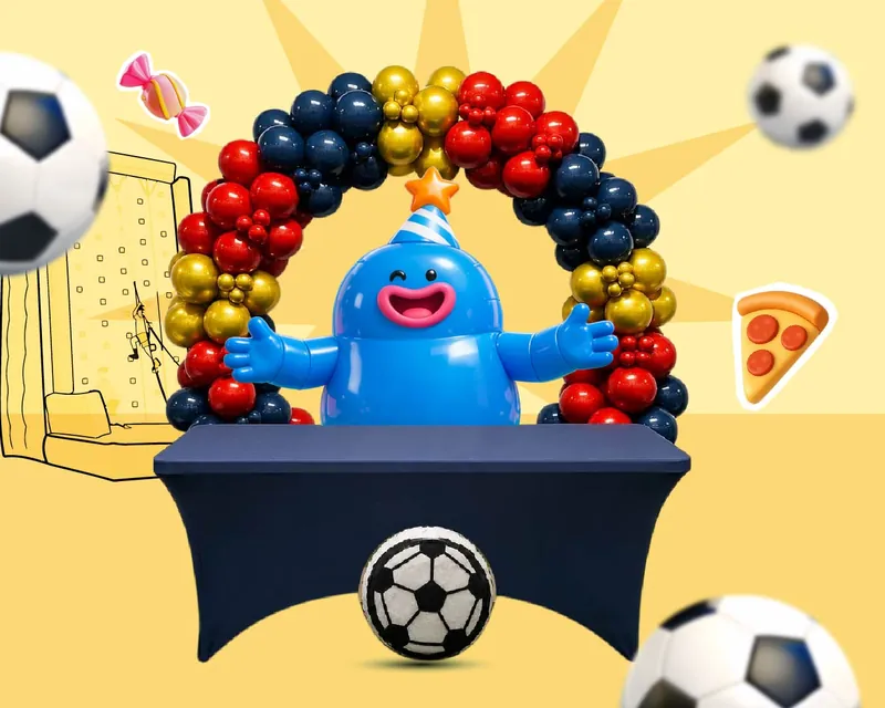 Montaje del paquete Clásico: arco de globos azul, rojo y dorado sobre la mesa principal con mantel azul y piñata de balón