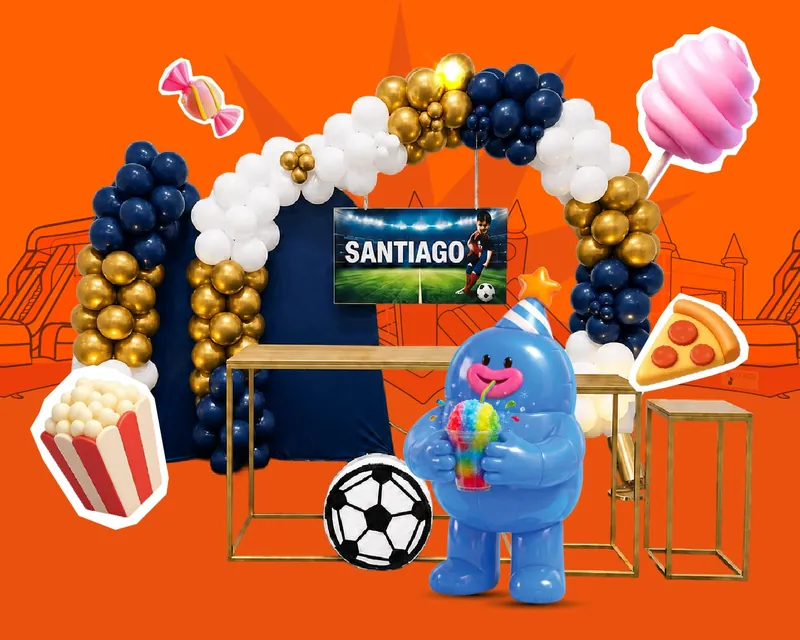 Montaje del paquete Platinum: arco de globos azul, dorado y blanco con banner personalizado con el nombre del cumpleañero, mesas escalonadas, piñata de balón y estaciones dulces