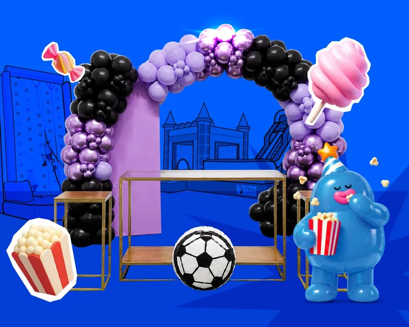 Montaje del paquete Premium: arco de globos morado y negro con mampara, mesas escalonadas, piñata de balón y estaciones de popcorn y algodón de azúcar